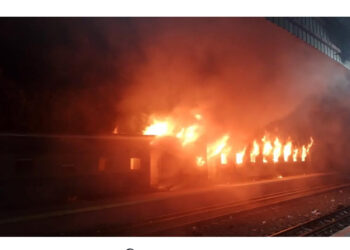 টাঙ্গাইলে ট্রেনে আগুন 1 টাঙ্গাইলে ট্রেনে আগুন