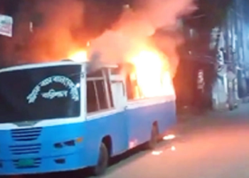 বরিশালে বাংলাদেশ ব্যাংকের স্টাফবাসে আগুন