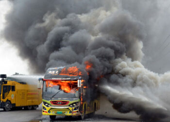 বাসে আগুন