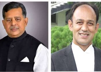 এবার ‘নৌকা’ প্রতীককে কঠিন চ্যালেঞ্জে ফেলেছে ‘ঈগল’ প্রতীক। নির্বাচনে স্বতন্ত্র প্রার্থী হয়েছেন যুবলীগের সাবেক কেন্দ্রীয় নেতা ব্যারিস্টার সায়েদুল হক সুমন (ঈগল প্রতীক)।